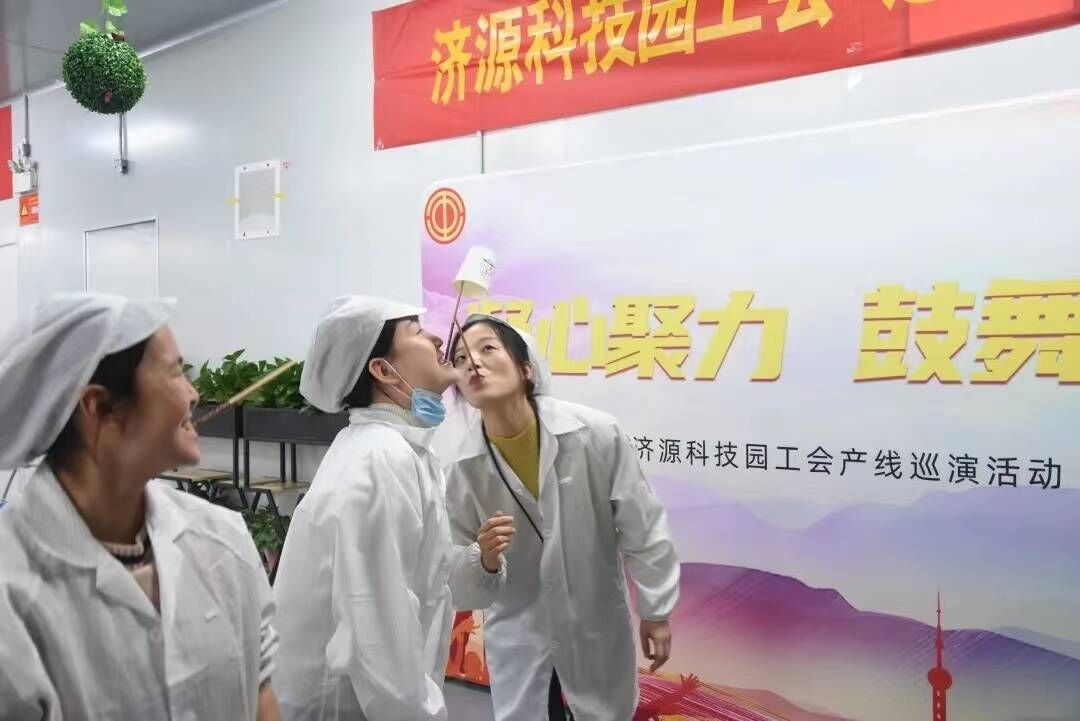 2025年底富士康园区安全稳定工作动员会议于12月24日在安全管理部教育培训室召开。