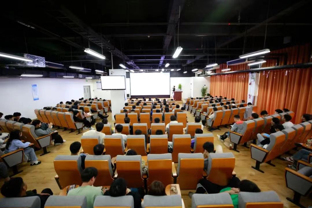 富士康科技集团第五届第一届职工代表大会在龙华富士康园区C4报告厅隆重召开